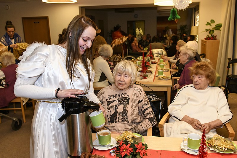 Krippenspiel2022EngelServierenKaffee_1