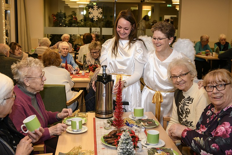 Krippenspiel2022EngelServierenKaffee_2