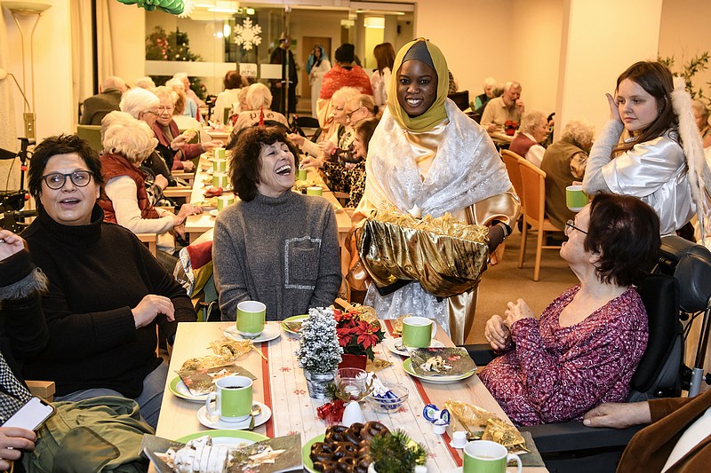 Krippenspiel2022SterndeuterVerteilenGaben_1