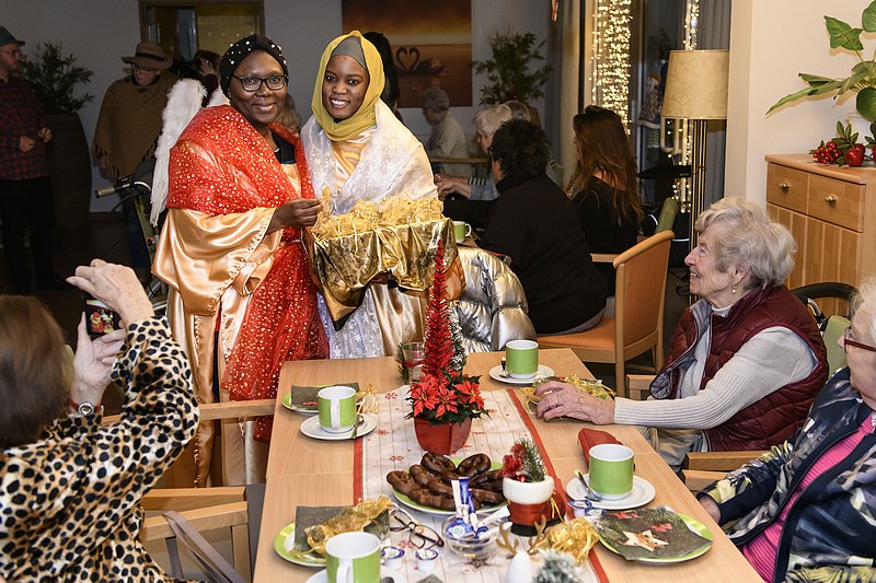 Krippenspiel2022SterndeuterVerteilenGaben_2